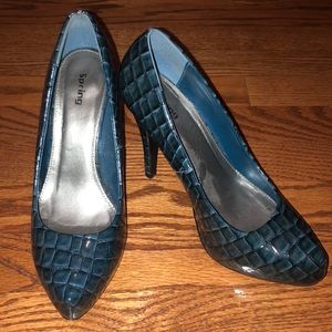 Blue textured pattern close toe heels
